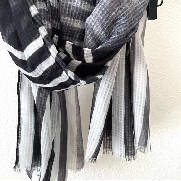 Black & White soft wrap scarf NWOT - Picture 3 of 3